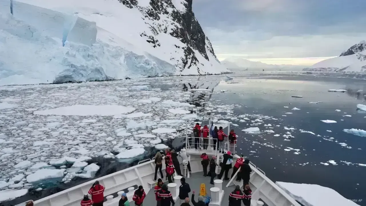 Surge in Antarctic Tourist Arrivals Triggers Environmental and Health Warnings