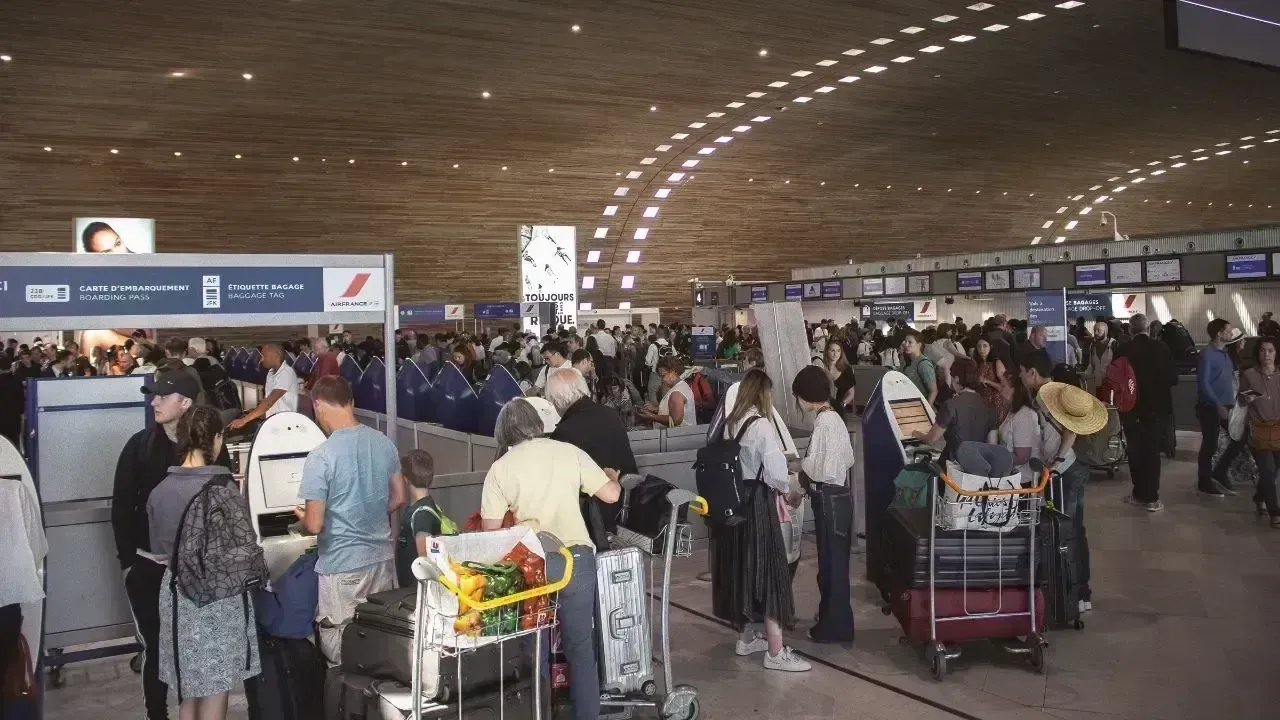 China Experiences Holiday Travel Boom with Visa-Free Initiatives