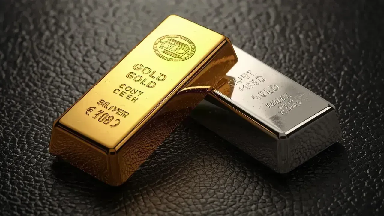Gold vs Silver: Evaluating the Safer Investment Amid Economic Turmoil