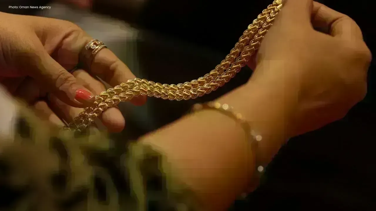 Gold Prices Climb Amidst Weak Dollar and Trump-Xi Dialogue
