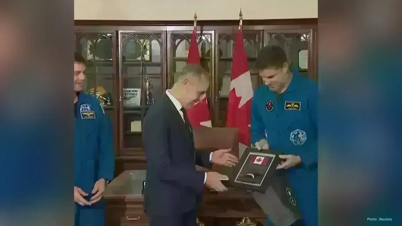 Prime Minister Carney Presents Gifts to Artemis II Astronauts