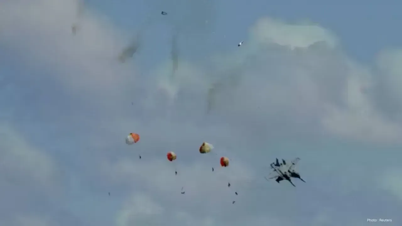 Four Crew Members Eject Safely Following Navy Jets Collision at Air Show
