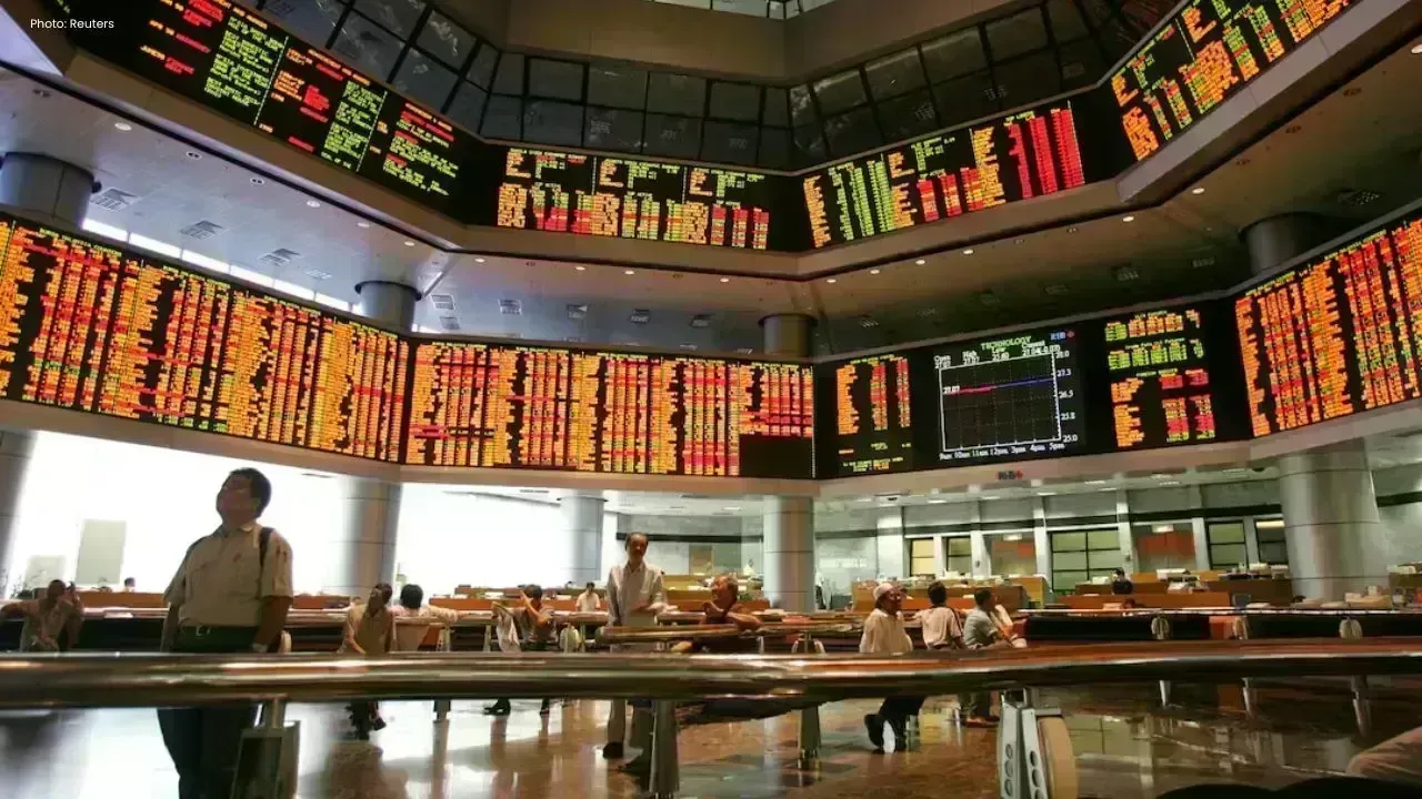Bursa Malaysia Declines Amid Growing Global Worries