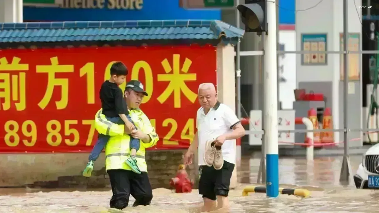 Severe Floods Cause Chaos in China, Claiming Lives