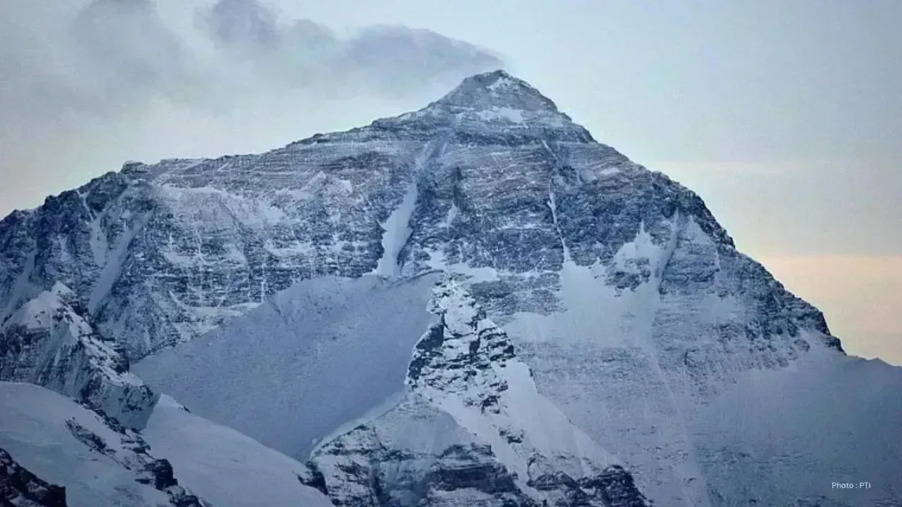 New Record: 274 Climbers Reach Mt Everest Summit in a Day