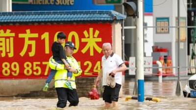 Severe Floods Cause Chaos in China, Claiming Lives
