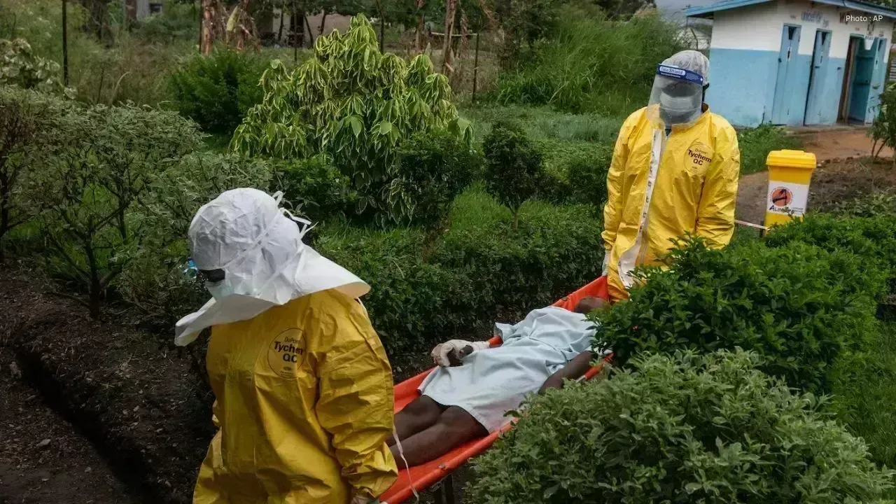 U.S. Expands Ebola Travel Ban to Green Card Holders