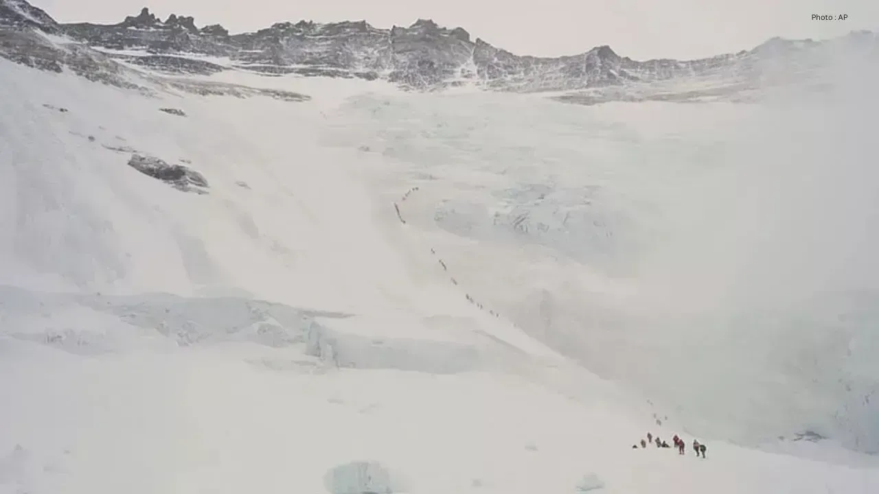 Tragic Descent: Two Indian Climbers Lose Lives on Everest