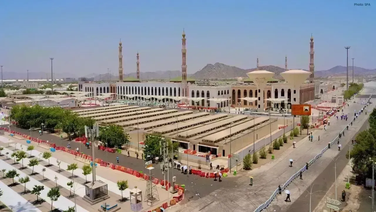 Arafah Day: Pilgrims Gather at Namirah Mosque for Prayers