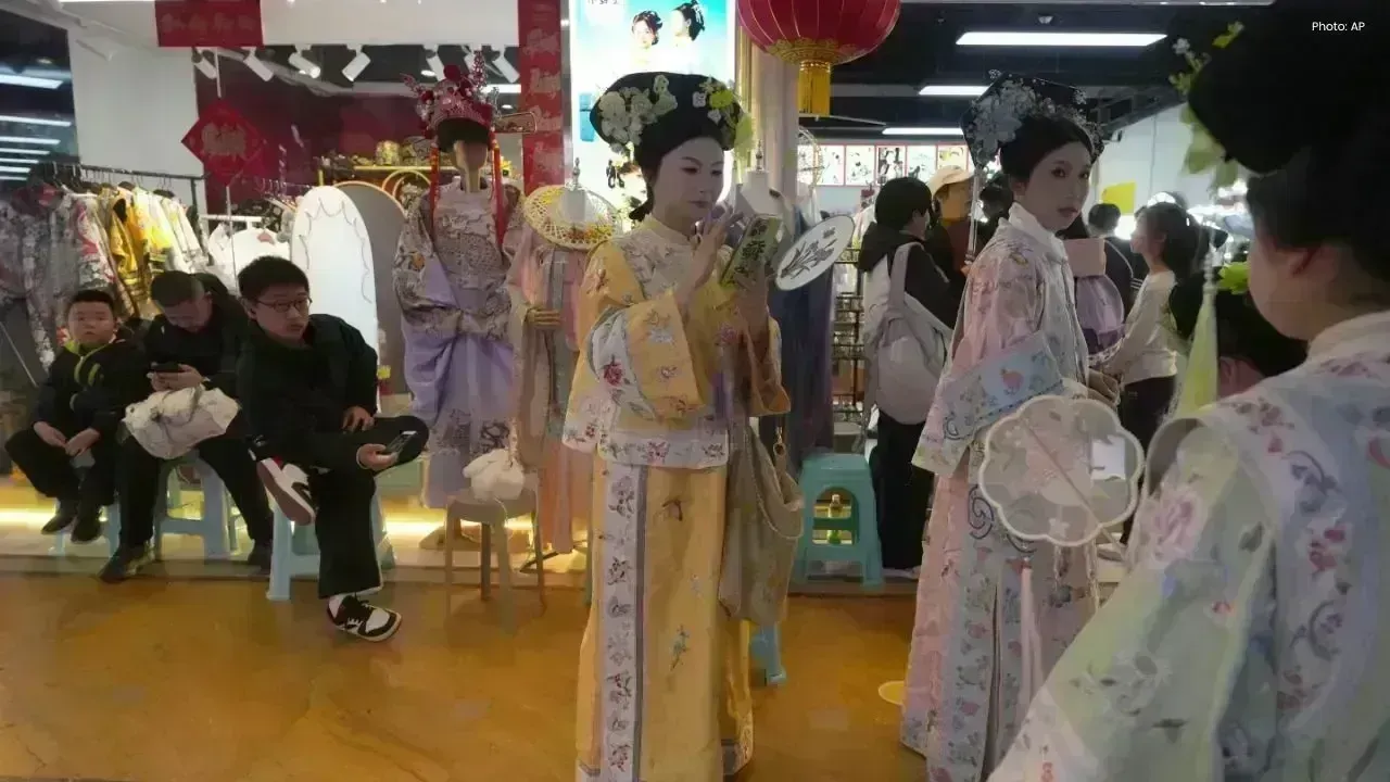 Surge in Traditional Costume Tourism Around Beijing's Forbidden City