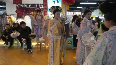 Surge in Traditional Costume Tourism Around Beijing's Forbidden City