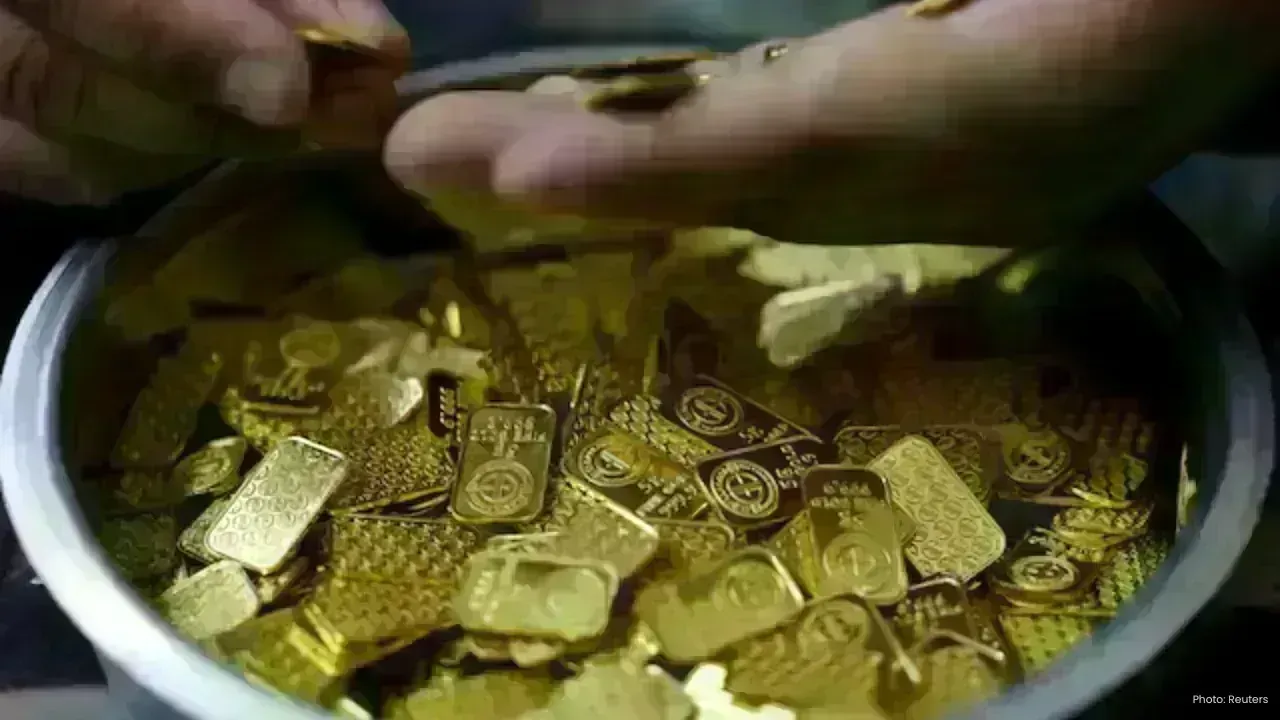 Gold Prices Dip as Middle East Strains Heighten, Investors Eye US Economic Indicators