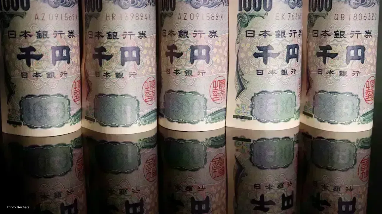 Japanese Yen Plummets to 160: Market Interventions Loom
