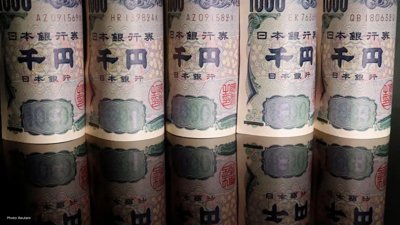 Japanese Yen Plummets to 160: Market Interventions Loom