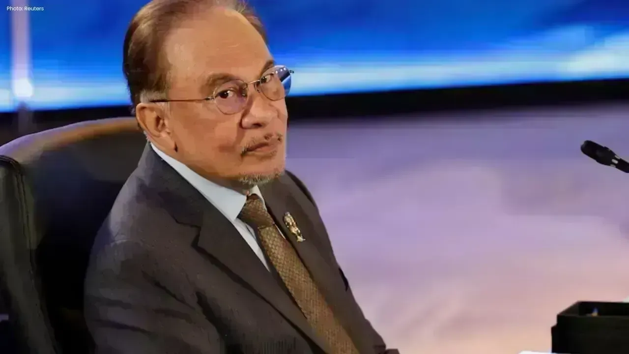 Anwar Acknowledges Civil Service for Malaysia’s Competitive Rise