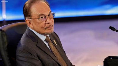 Anwar Acknowledges Civil Service for Malaysia’s Competitive Rise