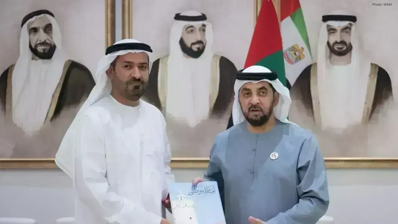 Sheikh Hamdan Receives Abu Dhabi Geography and Heritage Guide