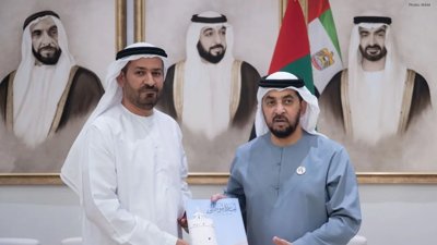 Sheikh Hamdan Receives Abu Dhabi Geography and Heritage Guide