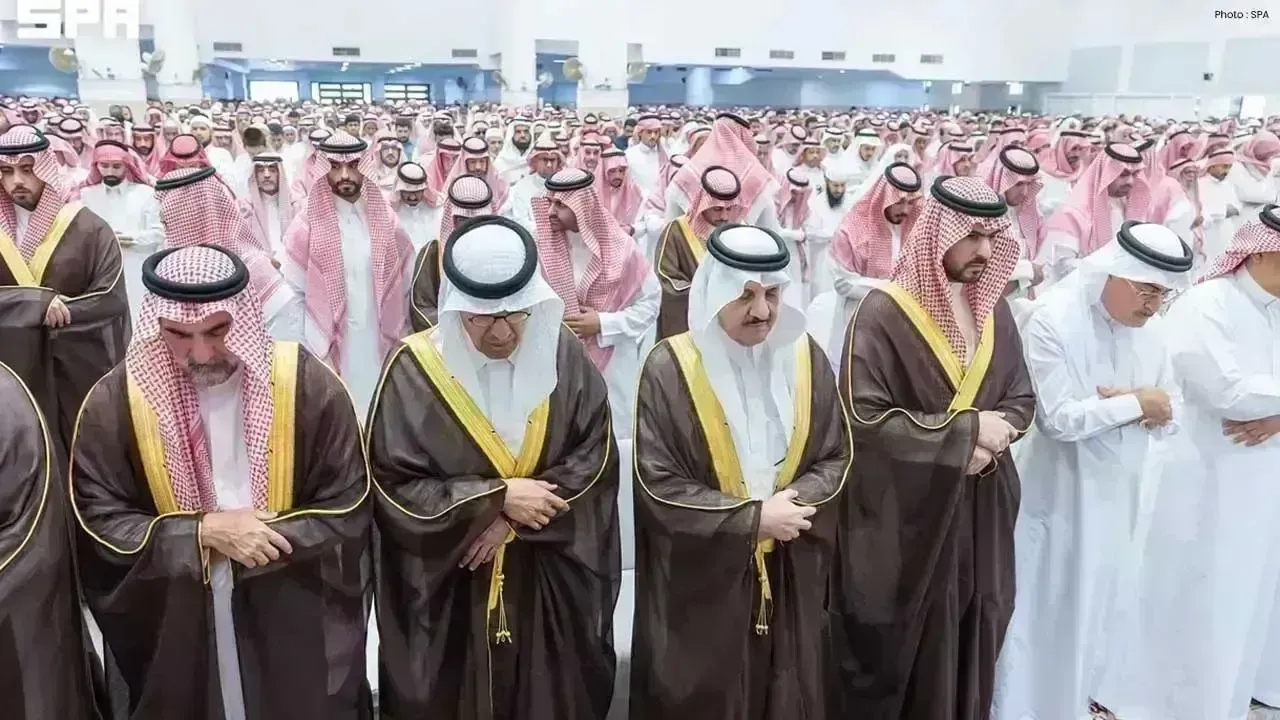 Saudi Leaders Join Funeral Prayers for Seven Victims of Saudi Aramco Helicopter Crash in Dammam