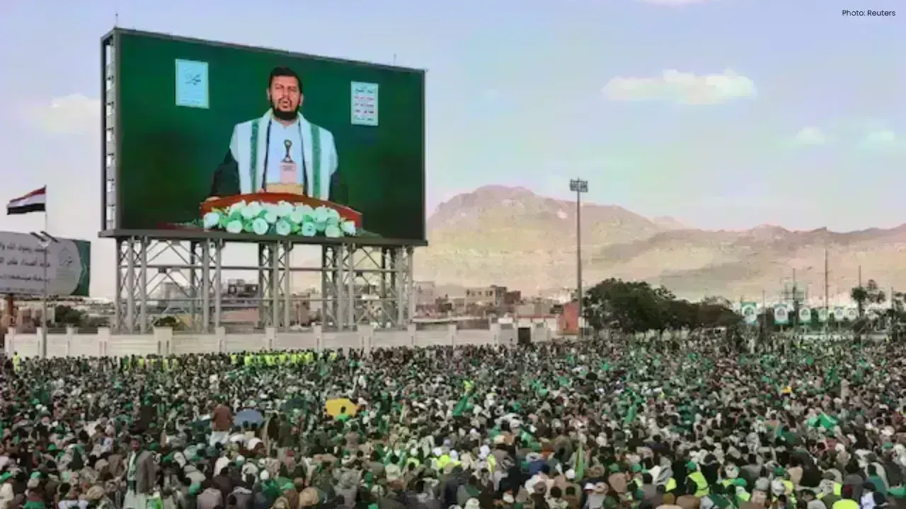 Thousands Rally for Houthis as Abdul-Malik Warns Saudi Arabia