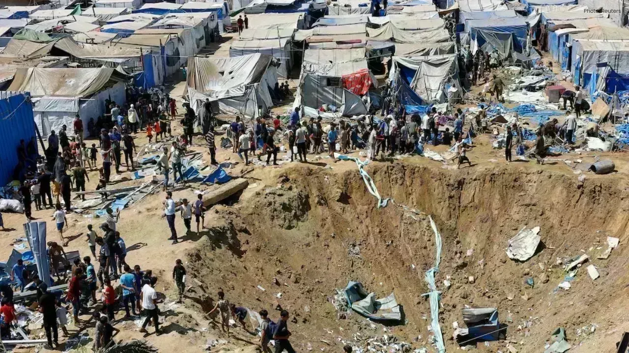 Israeli Strikes Hit Gaza Hospital Warehouses as Ceasefire Talks Continue