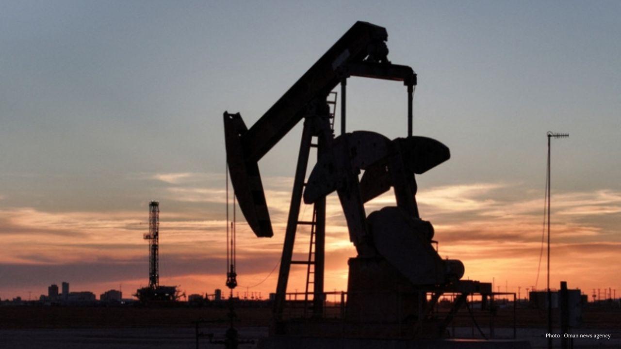 Oil Prices Fall 1% but Stay Above $100 a Barrel